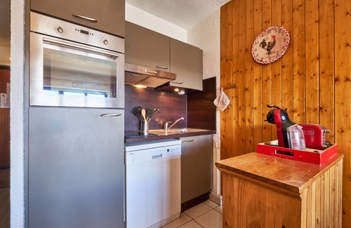 Jeux Apartment | Studio Apartment 'Alpe D'huez' with Mountain View, Shared Pool and Balcony