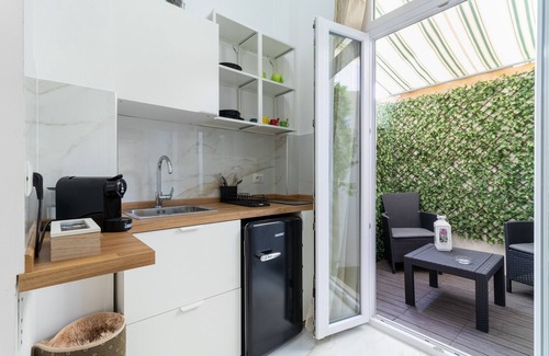 Municipio 2 Apartment | Studio Apartment 'Atlas' with Private Terrace, Wi-Fi and Air Conditioning