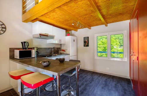 Bouyon Apartment | Studio Apartment 'Entre Mer Et Montagne' with Mountain View