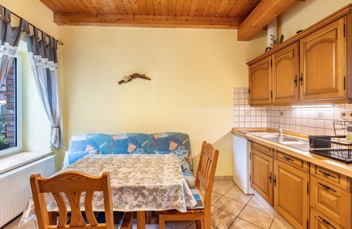 Krostitz Apartment | Studio Apartment 'Ferienwohnung Nr 4 Walnuss' with Shared Garden and Wi-Fi