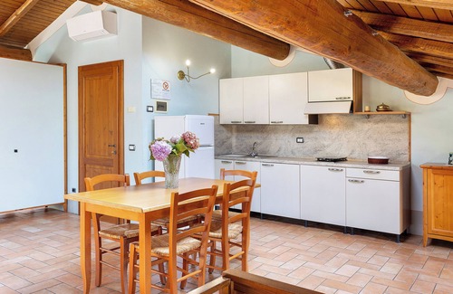 Monzambano Apartment | Studio Apartment 'Fiordaliso' with Shared Garden, Wi-Fi and Air Conditioning