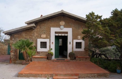 Giglio Campese House | Studio apartment in an ancient church that is deserted