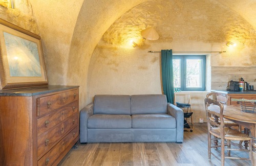 Vaugines Apartment | Studio Apartment 'L'Amaryflor' with Private Garden