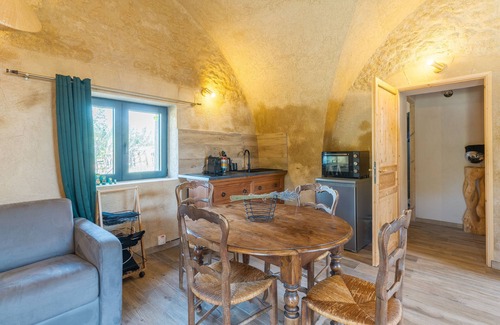 Vaugines Apartment | Studio Apartment 'L'Amaryflor' with Private Garden