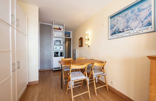 Villarembert Apartment | Studio Apartment 'Le Cosmos' with Mountain View and Balcony