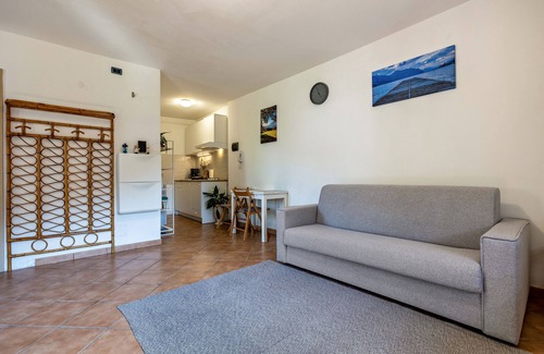 Malcesine Apartment | Studio Apartment 'Panoramic Green' with Lake View, Private Terrace and Wi-Fi