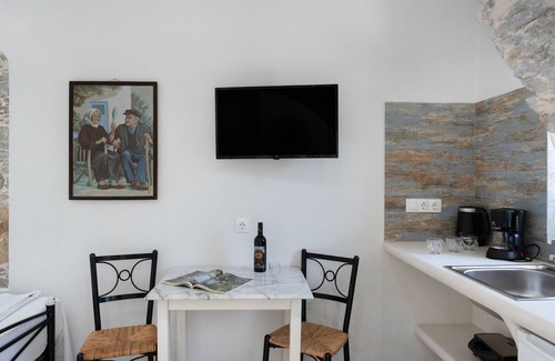 Amorgos Town Apartment | Studio Apartment 'Politimi's N6' with Mountain View, Wi-Fi and Air Conditioning