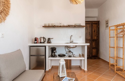 Kini Apartment | Studio Apartment 'Suite No 1' with Sea View, Wi-Fi and Air Conditioning