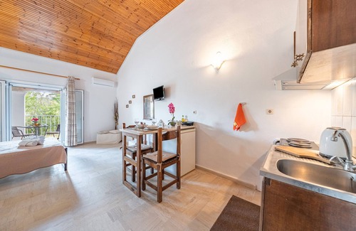 Sidari Apartment | Studio Apartment 'Theodoros' with Shared Garden, Wi-Fi and Air Conditioning