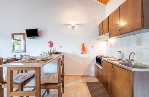 Sidari Apartment | Studio Apartment 'Theodoros' with Shared Garden, Wi-Fi and Air Conditioning