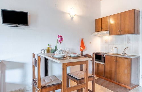 Sidari Apartment | Studio Apartment 'Theodoros' with Shared Garden, Wi-Fi and Air Conditioning