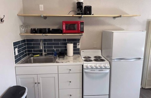 University Heights Apartment | Studio apartment w/Balcony - Near Nob Hill and several Hospitals.