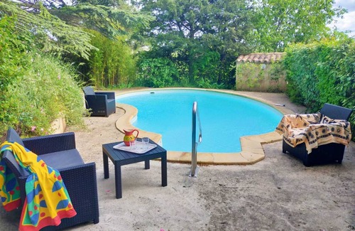 Pertuis Apartment | Studio au Calme au Milieu des Pins Avec les Oiseaux et les Écureuils