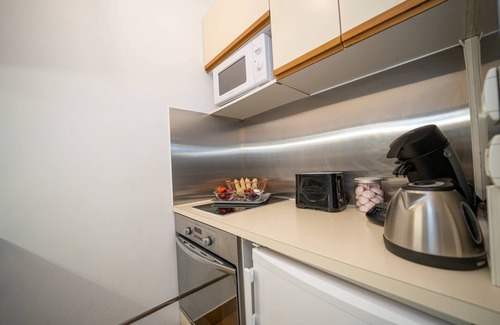 Villeneuve Loubet Beach Apartment | Studio cabin Sea view Air conditioning Wifi Private parking Shops and beach on foot