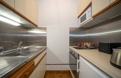 Villeneuve Loubet Beach Apartment | Studio cabin Sea view Air conditioning Wifi Private parking Shops and beach on foot