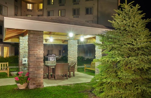 Franklin Apartment | Studio Close to the Airport! | Free Breakfast + Shared Hot Tub and Indoor Pool