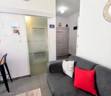 Saint-Lambert Apartment | Studio coin nuit, Entre plage et centre