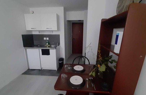 Cergy Apartment | Studio DE 18 m2 Tres Propre Avec LIT Double 140x200cm