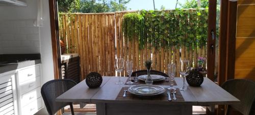 Juquehy Apartment | Studio e Suite no Centro de Juquehy a 200mts da praia - Varanda e Serviço de Praia - E MAIS Ofurô - Cozinha e Estacionamento nas unidades "STUDIO"