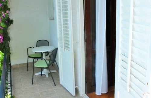 Vrpolje Apartment | Studio flat with balcony and sea view Makarska (AS-22168-a)
