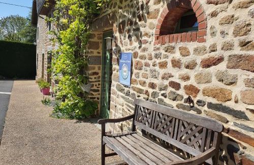 Saint-Quentin-sur-le-Homme House | STUDIO PRIVATIF ET SA PISCINE AUX AGAPANTHES DE CROMEL - Le Mont Saint-Michel