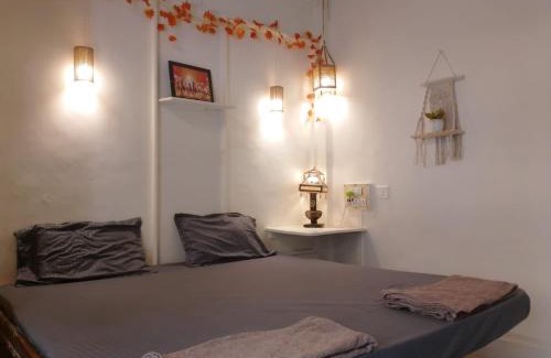 Khar Apartment | Studio ground floor khar