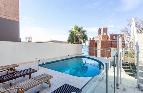 Elizabeth Bay Apartment | Studio in Elizabeth Bay with Pool & City Views