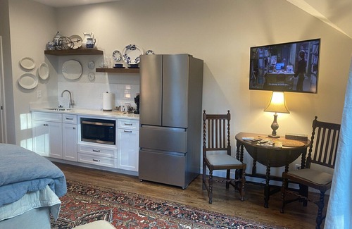 Black Mountain Apartment | Studio in upscale, intimate Black Mountain neighborhood