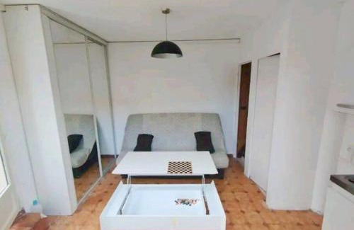 Saint-Laurent-du-Var Apartment | Studio in villa with parking and private garden