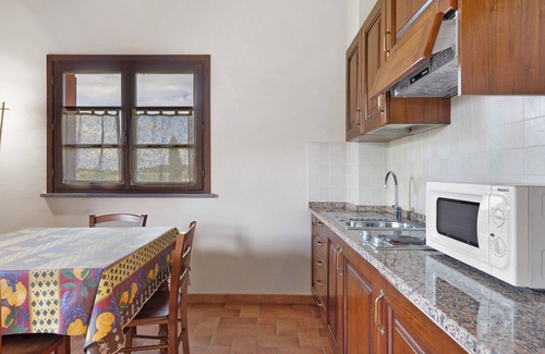 Montopoli in Val d'Arno Apartment | Studio Apartment 'Numero 4' with Shared Garden, Balcony and Air Conditioning