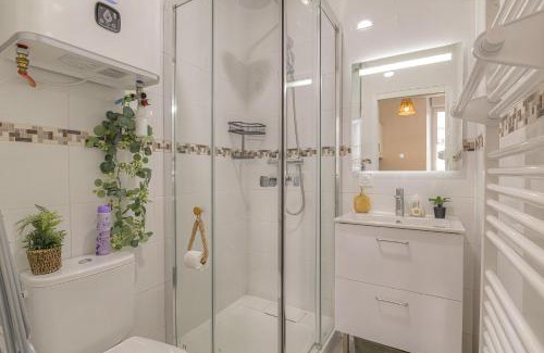Roussillon-en-Isere Apartment | studio jungle