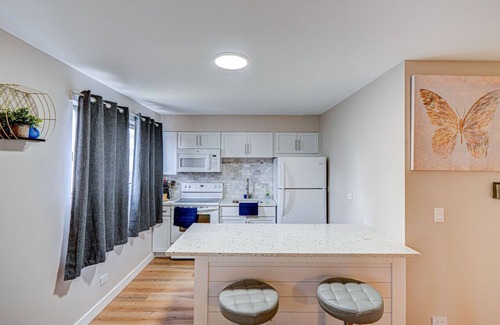 O'Hare Apartment | Studio- King Bed| HDTV| Airport| Safe Neighborhood
