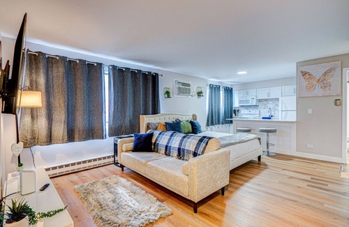 O'Hare Apartment | Studio- King Bed| HDTV| Airport| Safe Neighborhood