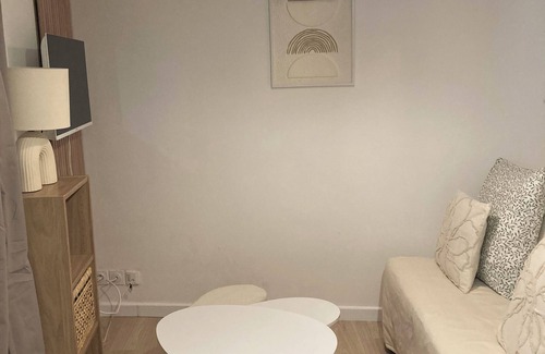 Cheille Apartment | Studio: Le nid charmant