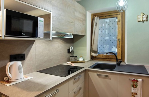 Maen Apartment | Studio 'Les Fleurs' with Wi-Fi