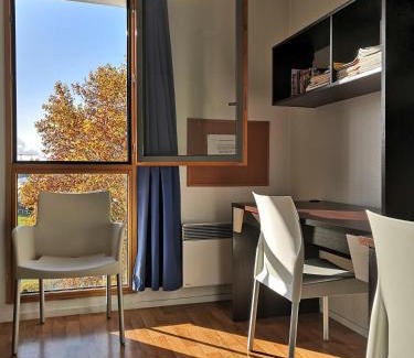 Rueil-Malmaison Apartment | Studio lumineux 10 min à La Défense