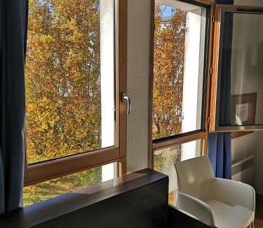 Rueil-Malmaison Apartment | Studio lumineux 10 min à La Défense