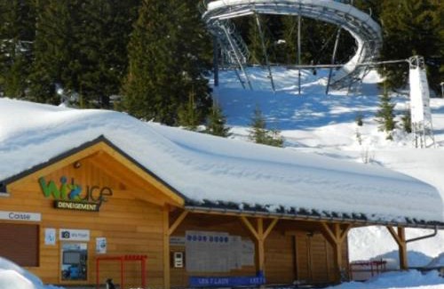 Le Pleynet Apartment | Studio mansardé au pied des pistes, balcon, ski-in/ski-out, 50m ESF et commerces - FR-1-557A-29