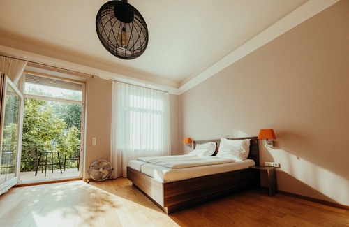 Weststadt House | Studio mit Balkon und Eigener Voll Ausgestatteter Kochnische