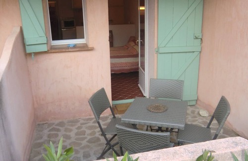 Les Restanques Apartment | studio on the ground floor at 1. 2 kms from the beach