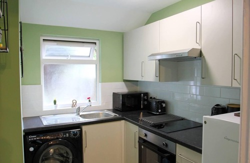 Watford Apartment | Studio-Sleeps 4-10 min H Potter-17 Min London