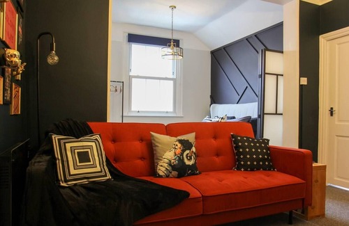 Watford Apartment | Studio-Sleeps 4-10 min H Potter-17 Min London