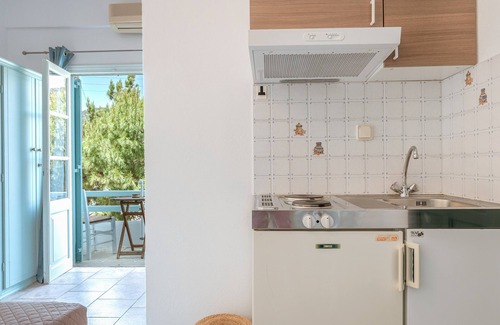 Platis Gialos Apartment | Studio 'Suite 6' with Sea View, Wi-Fi and Air Conditioning