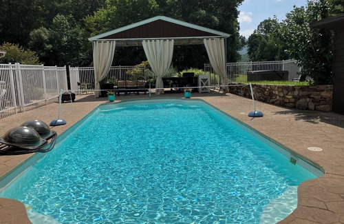 Troutville Apartment | Studio w/pool & hot tub -only minutes to Triple Crown hiking trails