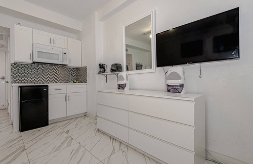 Mid Beach Apartment | Studio with pool and sea view