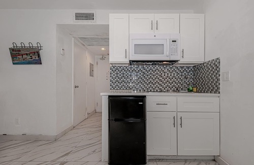 Mid Beach Apartment | Studio with pool and sea view