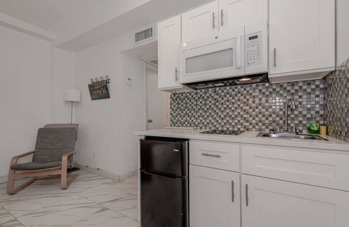Mid Beach Apartment | Studio with pool and sea view