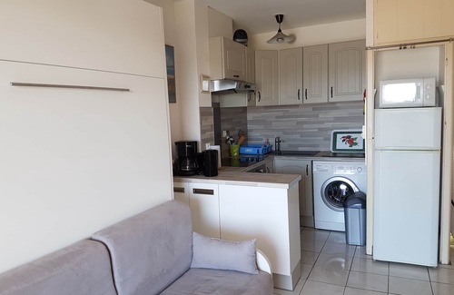 Le Lavandou Apartment | Studio with sea view balcony for 4 pers. quiet with swimming pool, parking and cellar