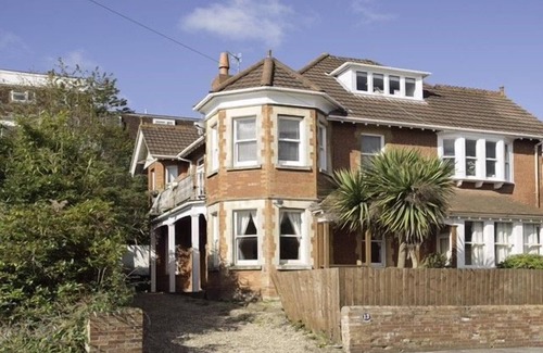 Westbourne Cottage | Studland Retreat - an apartment that sleeps 6 guests in 3 bedrooms