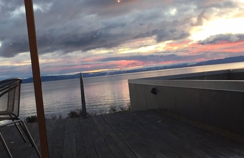 Waitahanui House | Stunning lake front house with view of mountains.